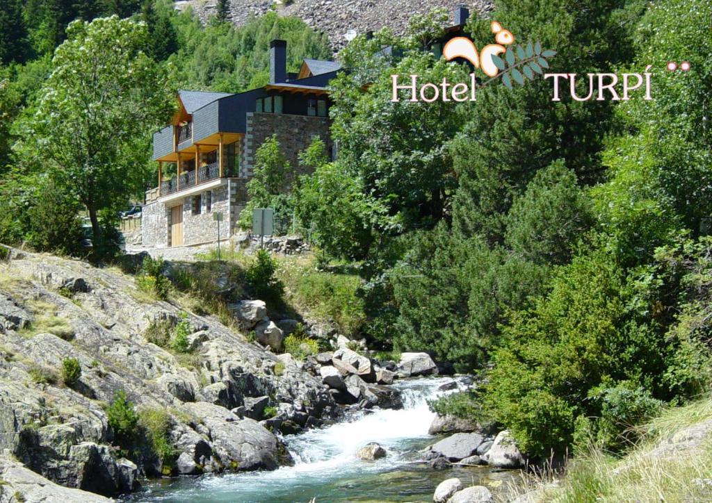 贝纳斯克HOTEL TURPÍ的河畔山丘上的酒店