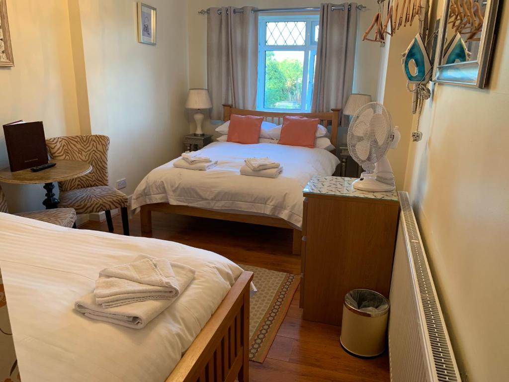 剑桥园景宾馆的一间卧室设有两张床和窗户。
