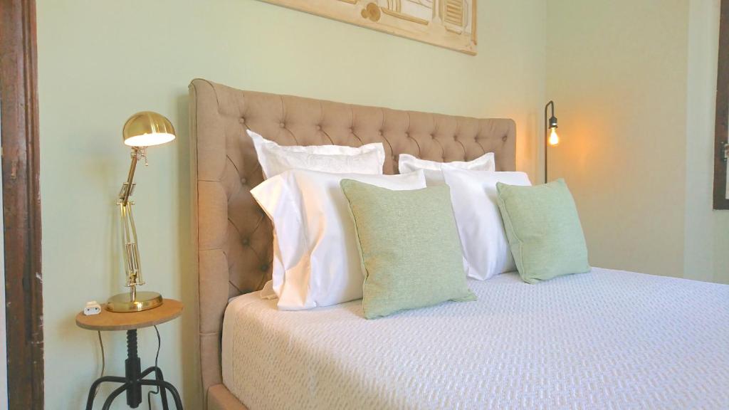 阿尔马达Casa do Alfaiate ® Home&Breakfast的一张带白色枕头的床和一张桌子上的台灯