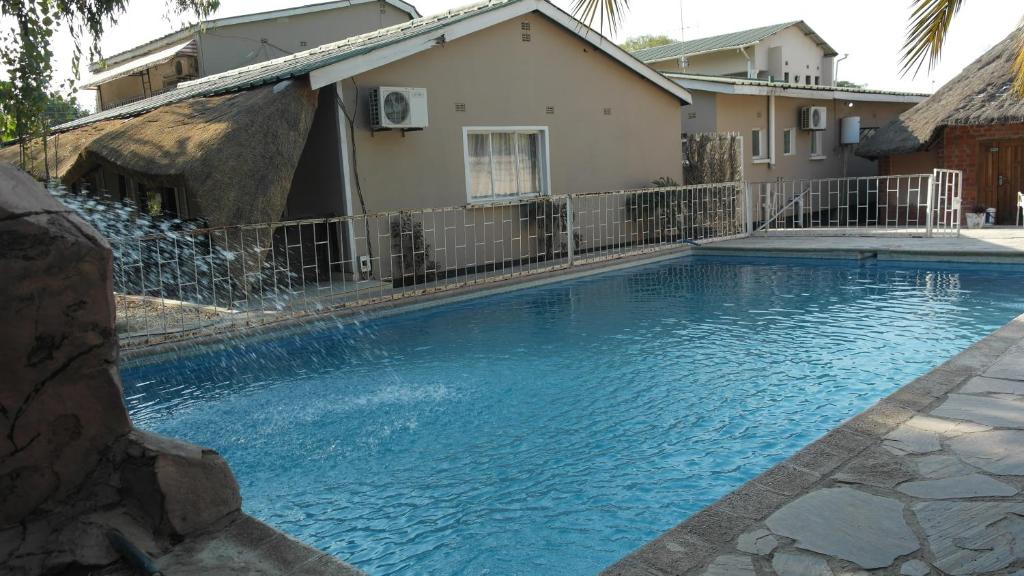 Royal Olympia Lodge Lusaka内部或周边的泳池