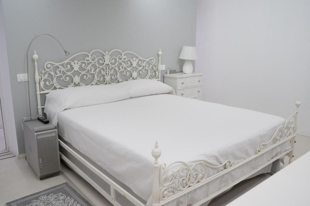 阿奇卡斯泰洛Acquabianca的白色卧室配有白色床架