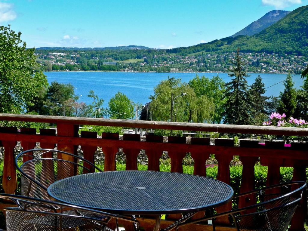 安锡马克萨酒店的湖景阳台的桌子
