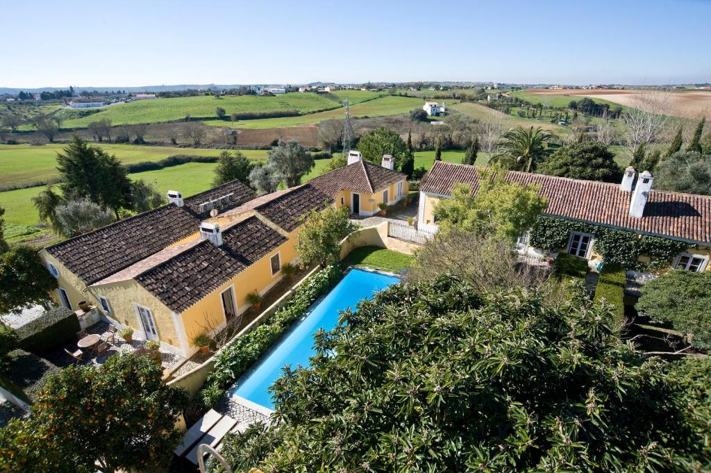 圣塔伦Quinta Da Cabrita的享有带游泳池的房屋的空中景致