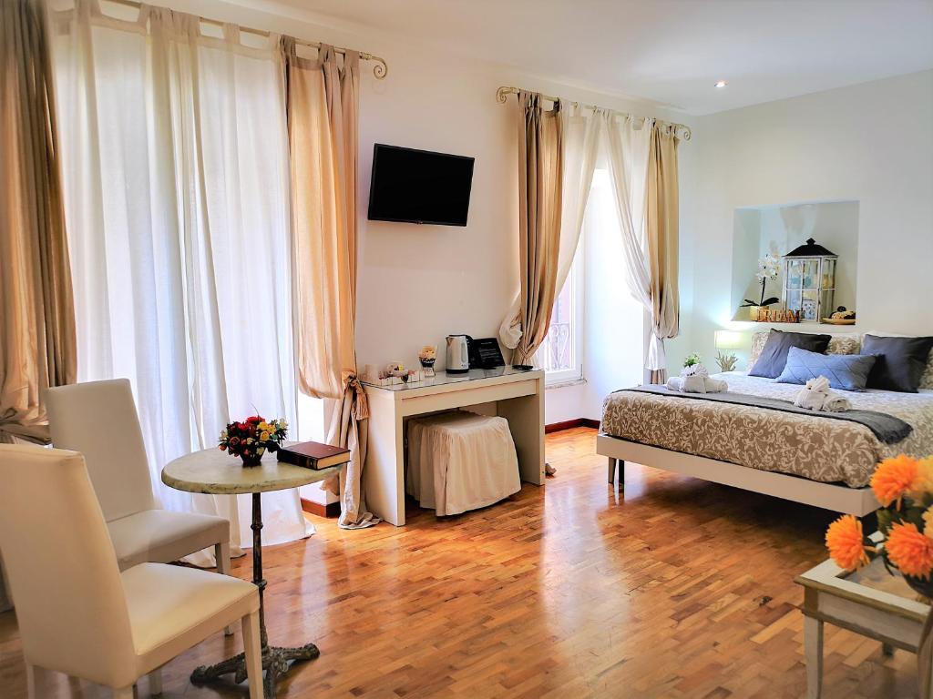 罗马Have A Nice Holiday - Luxury Rooms的卧室配有一张床和一张桌子及椅子