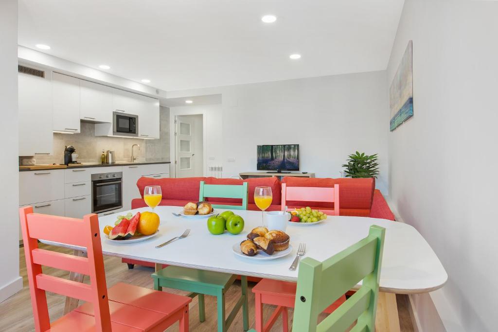 巴塞罗那Stay U-nique Apartments Fabra i Puig的厨房里配有带水果的白色桌子