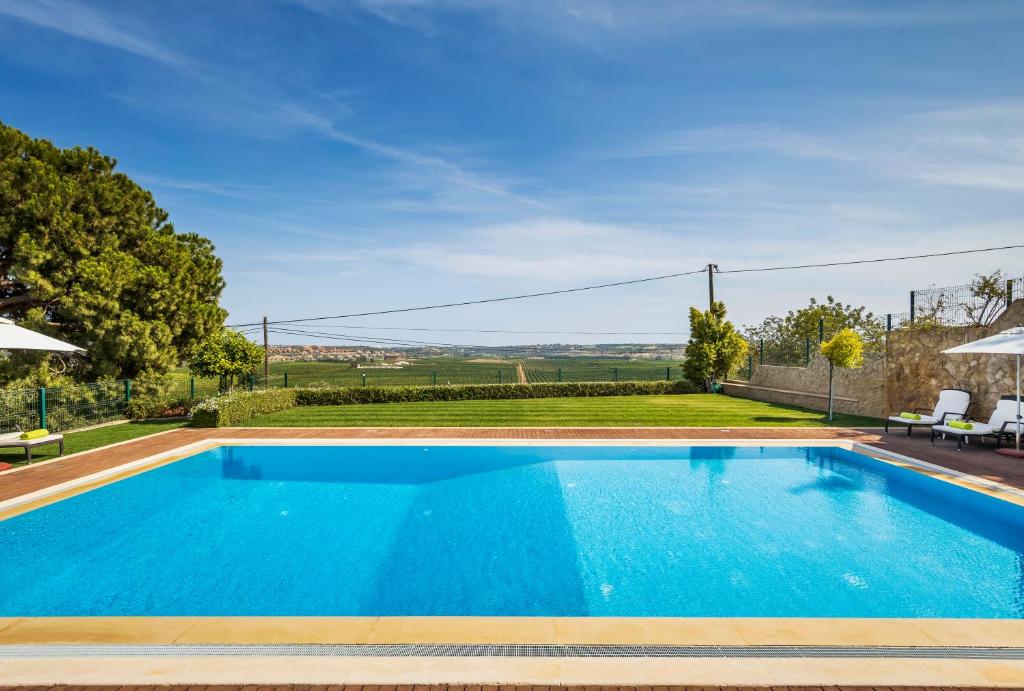 阿尔坎塔里利亚维拉奥德修斯度假屋的一座房子后院的游泳池