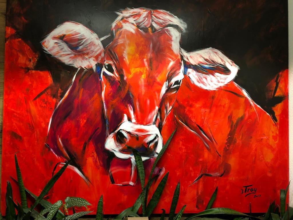 达米尔斯Hotel Lucia - 3 Sterne Superior的站在草地上的一头牛的画