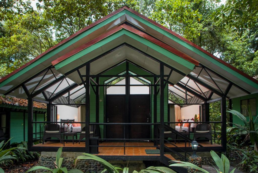CarrilloTapirus Lodge and Reserve的绿屋,屋顶凉棚