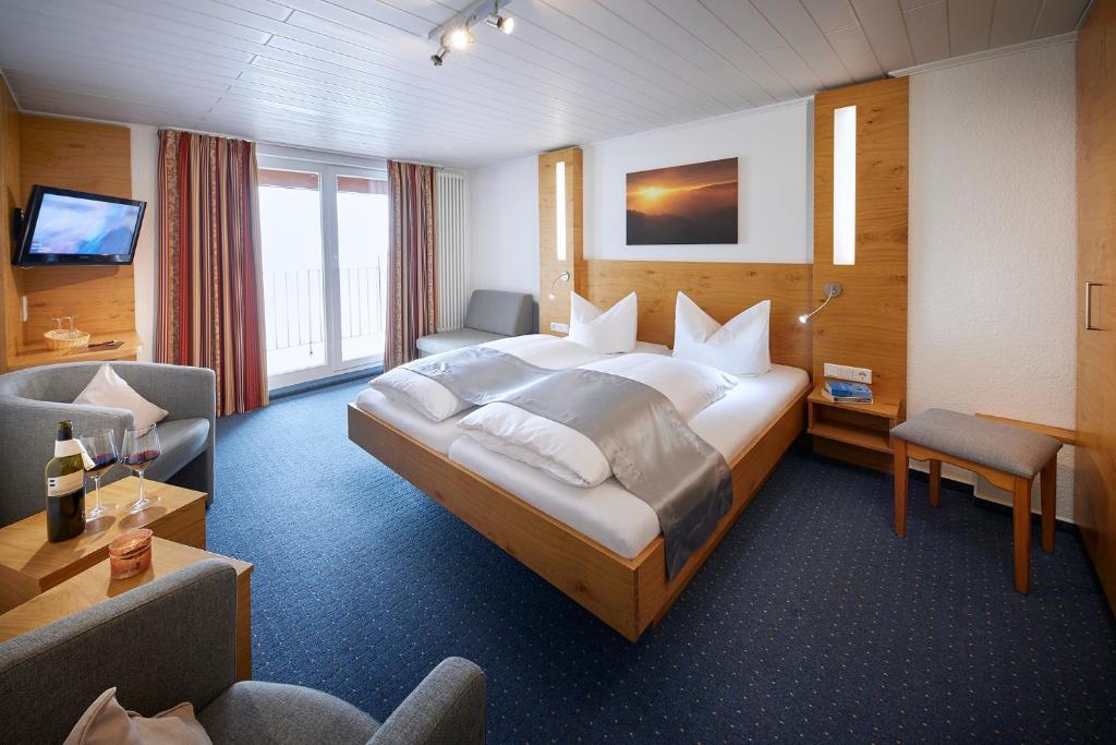 温特贝格卡斯图夫博斯特酒店的酒店客房设有一张大床和一张书桌。