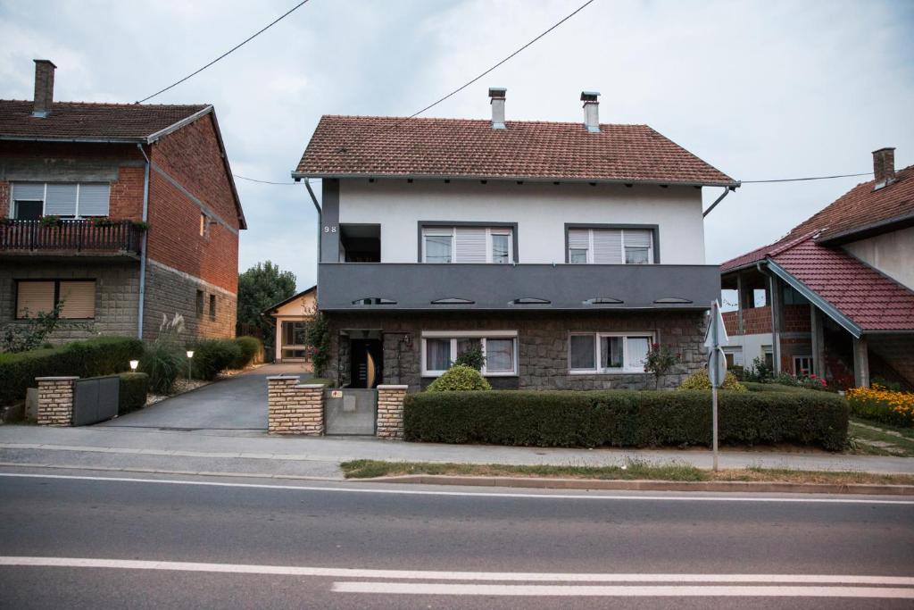 Ždraloviapartman tušek-Bjelovar的街道边的房子