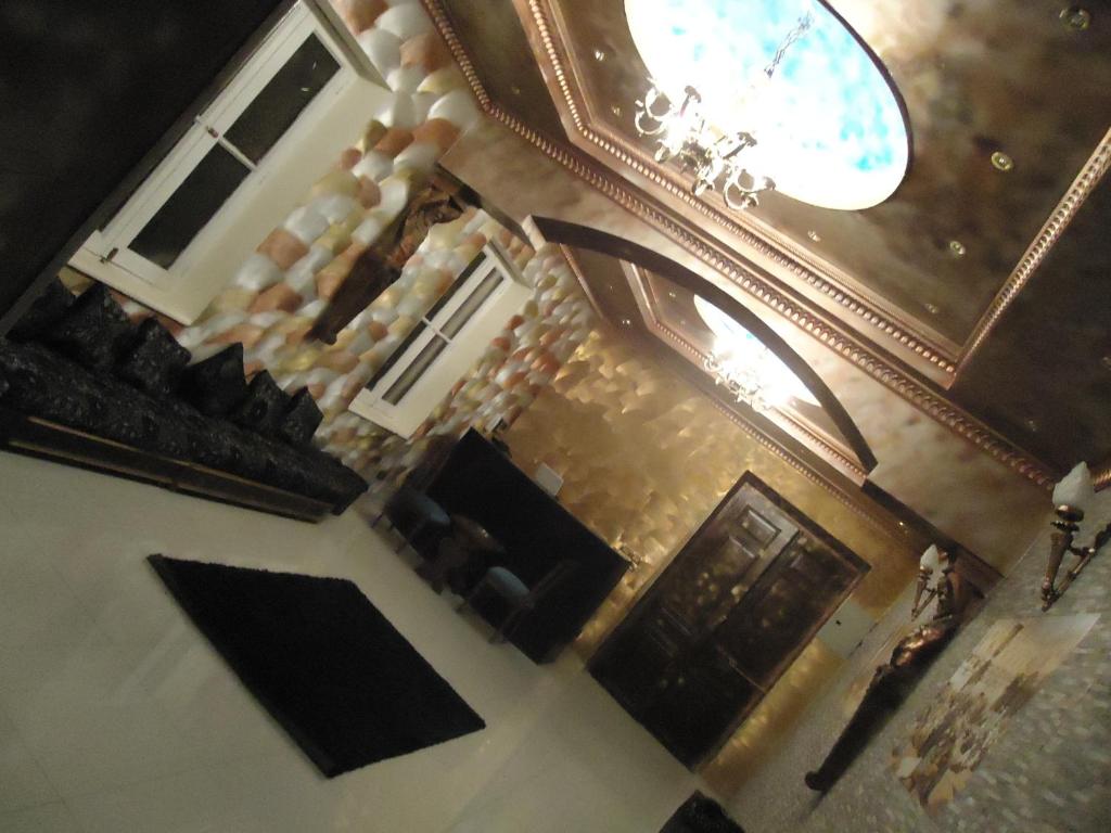开罗自由旅馆的享有建筑的空中景致,设有大镜子