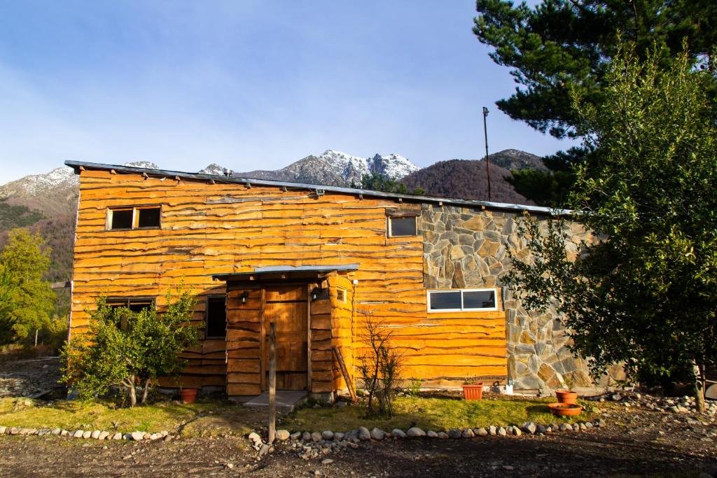 安图科Rincon del Montañes的小木屋前面设有门