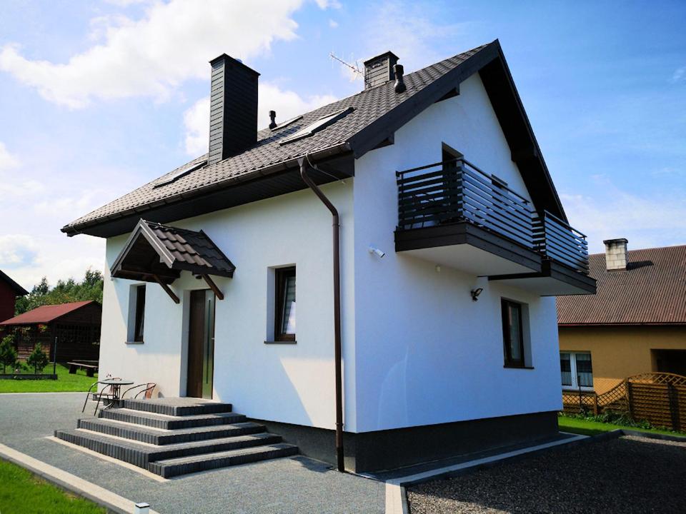 圣凯瑟琳Agroturystyka Katarzyna的白色的小房子设有阳台和楼梯