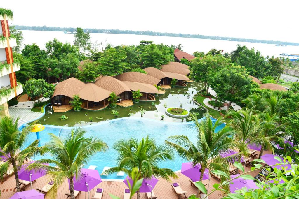 芹苴Con Khuong Resort Can Tho的享有带游泳池的度假村的空中景致