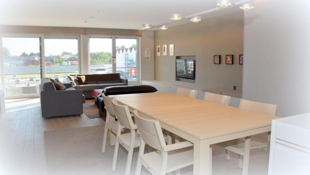 伊普尔puerto colon的用餐室以及带桌椅的起居室。