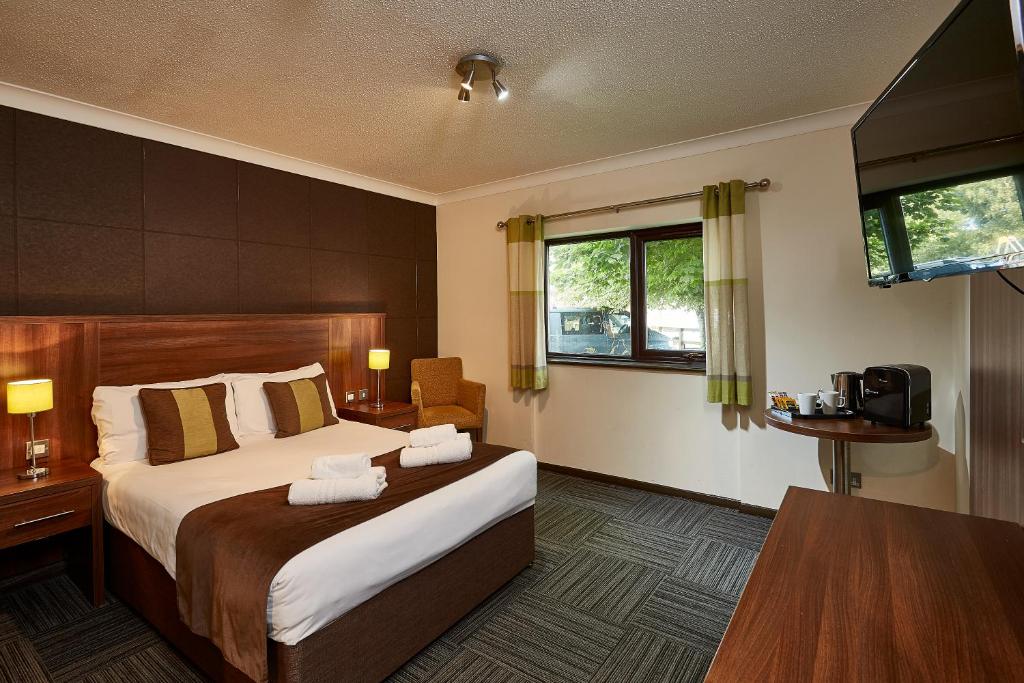 圣玛格丽特克利夫圣玛格丽特酒店的酒店客房,配有带两条毛巾的床