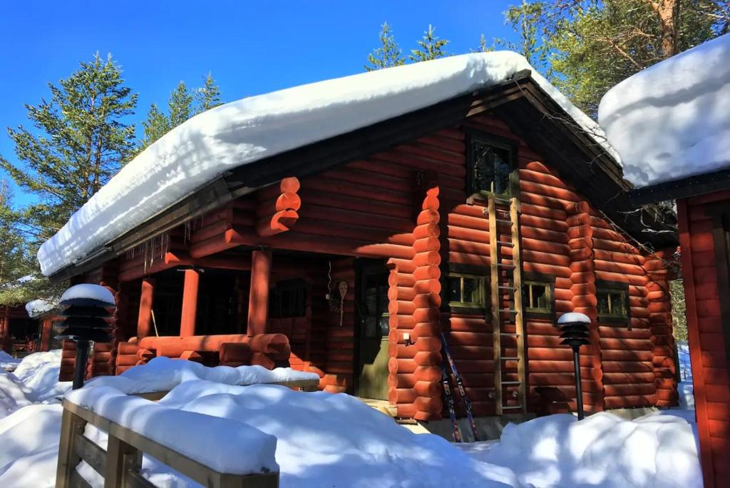 PelkosenniemiLaavu Holiday Homes的小木屋,屋顶上积雪