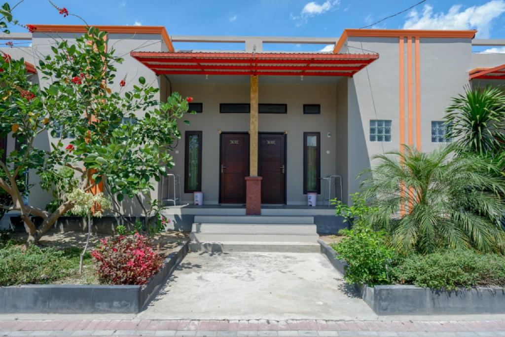 帕卢RedDoorz near Taman Makam Pahlawan Tatura的一座带橙色屋顶的房屋