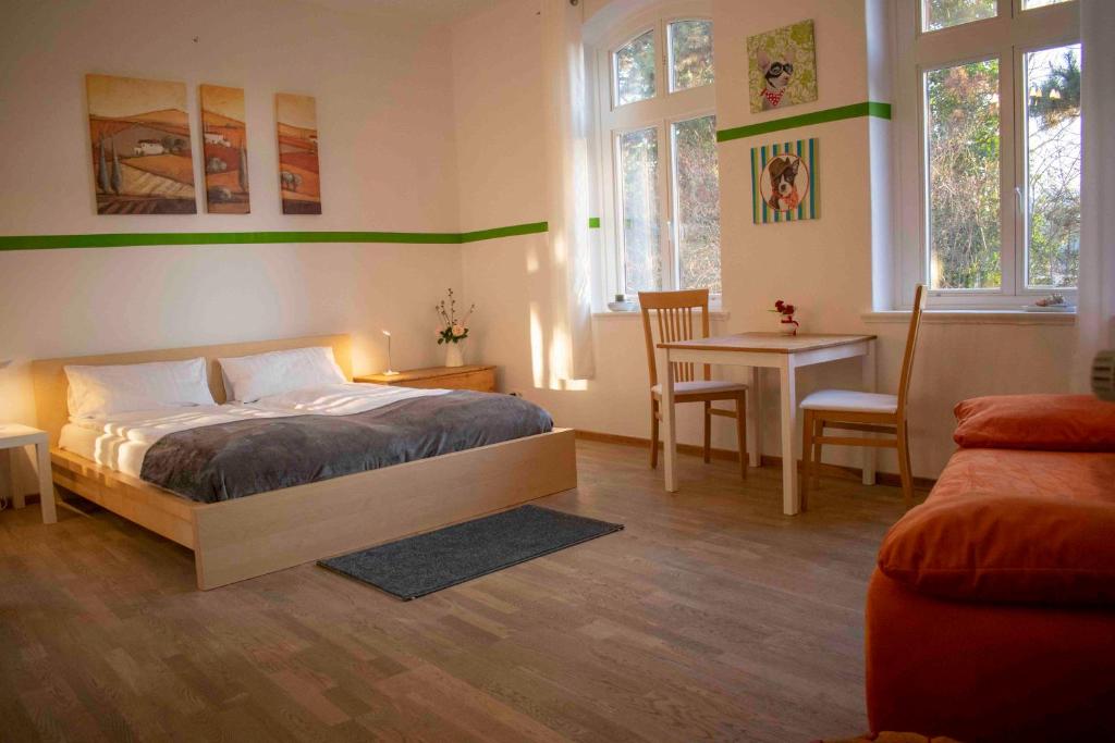 吕讷堡Sülfmeister Haus的卧室配有一张床和一张桌子及椅子