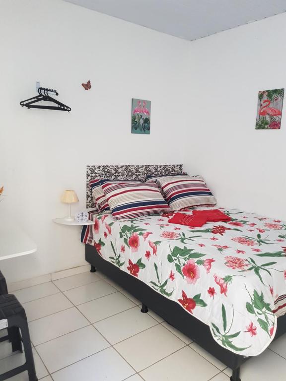 里约热内卢Sobrado Botafogo的一间卧室配有一张带花卉床罩的床