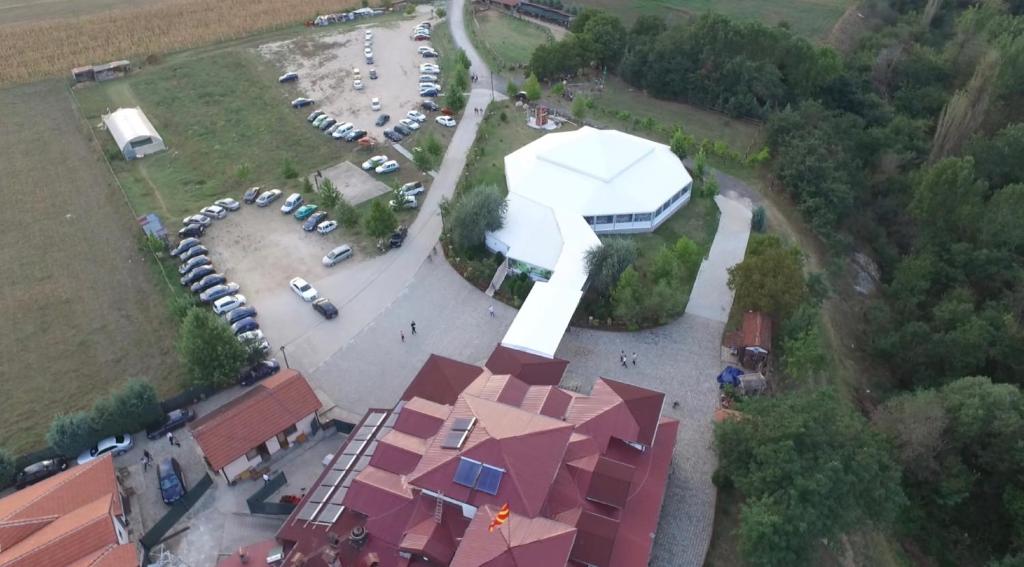 库马诺沃Hotel Etno Selo Timcevski的停车场的空中景色,有一群汽车