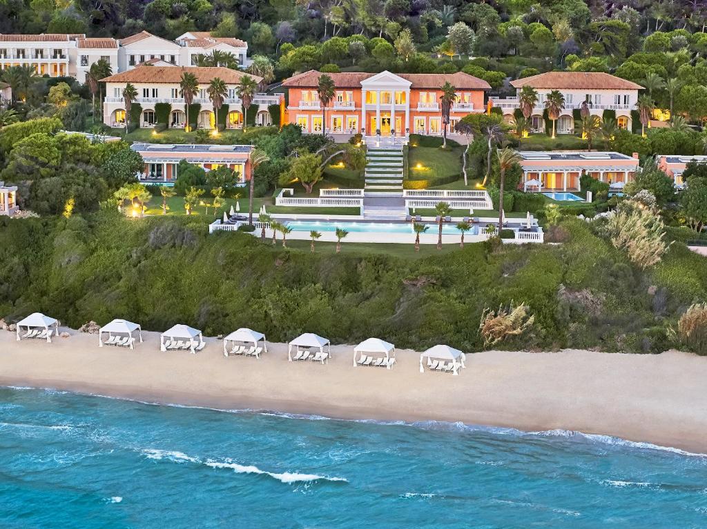 卢特拉基利尼斯Mandola Rosa Grecotel Boutique Resort的海滩上的度假村的空中景致