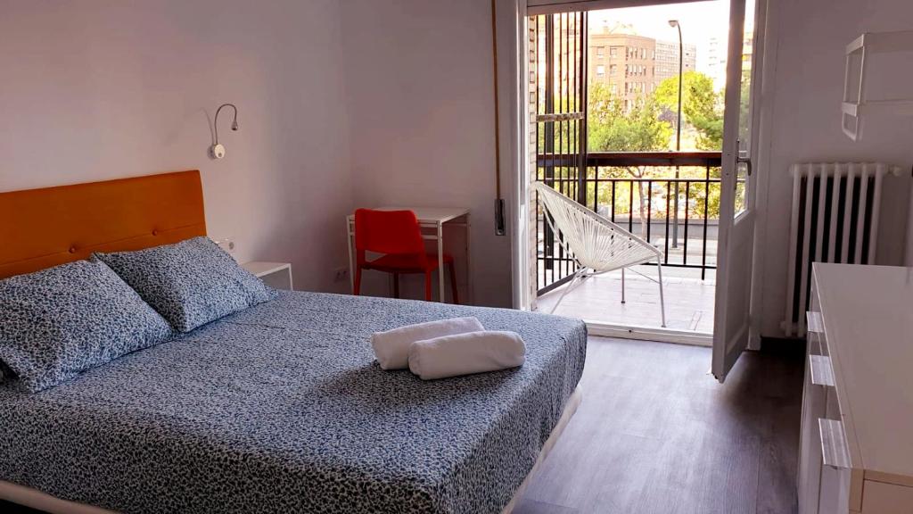 萨拉戈萨Pensión La Estrella的一间卧室配有一张床,床上有毛巾