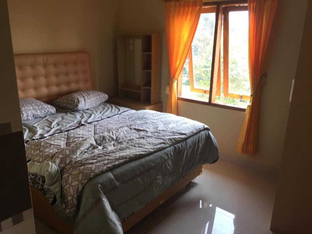 Mangun维尔丹民宿的一间卧室设有一张床和一个窗口