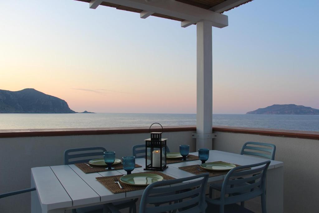 法维尼亚纳Lanterna sul mare的海景阳台上的桌子
