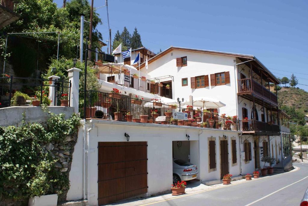 卡洛帕尼亚伊奥蒂斯ATRATSA Mountain Suites的街道上带阳台的白色房屋