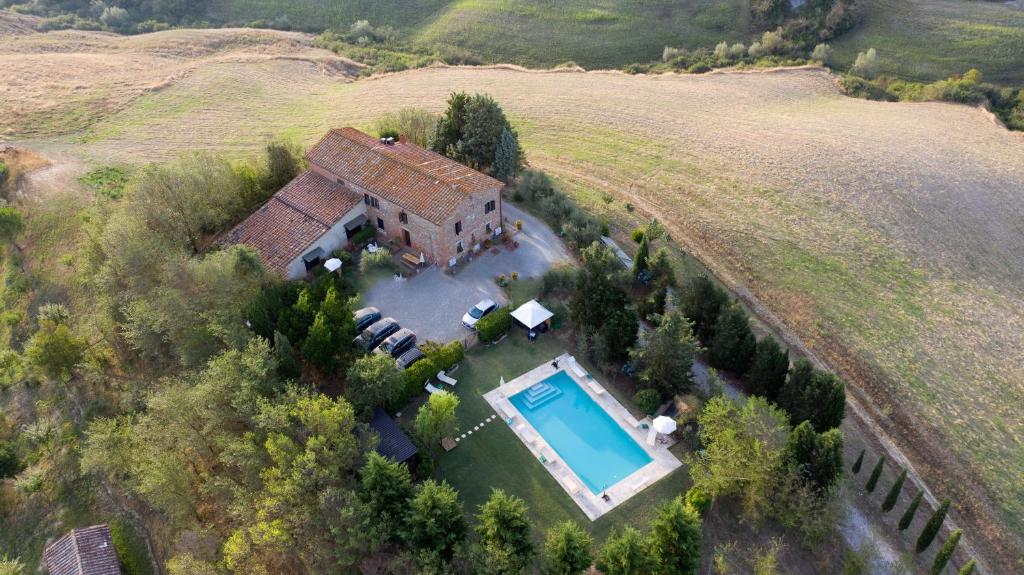 阿夏诺瑟提尼度假农庄酒店的享有带游泳池的房屋的空中景致