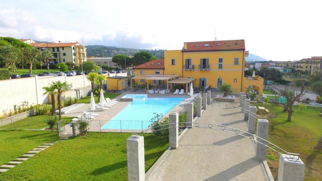 迪亚诺马里纳Villa Canepa的庭院中带游泳池的房子