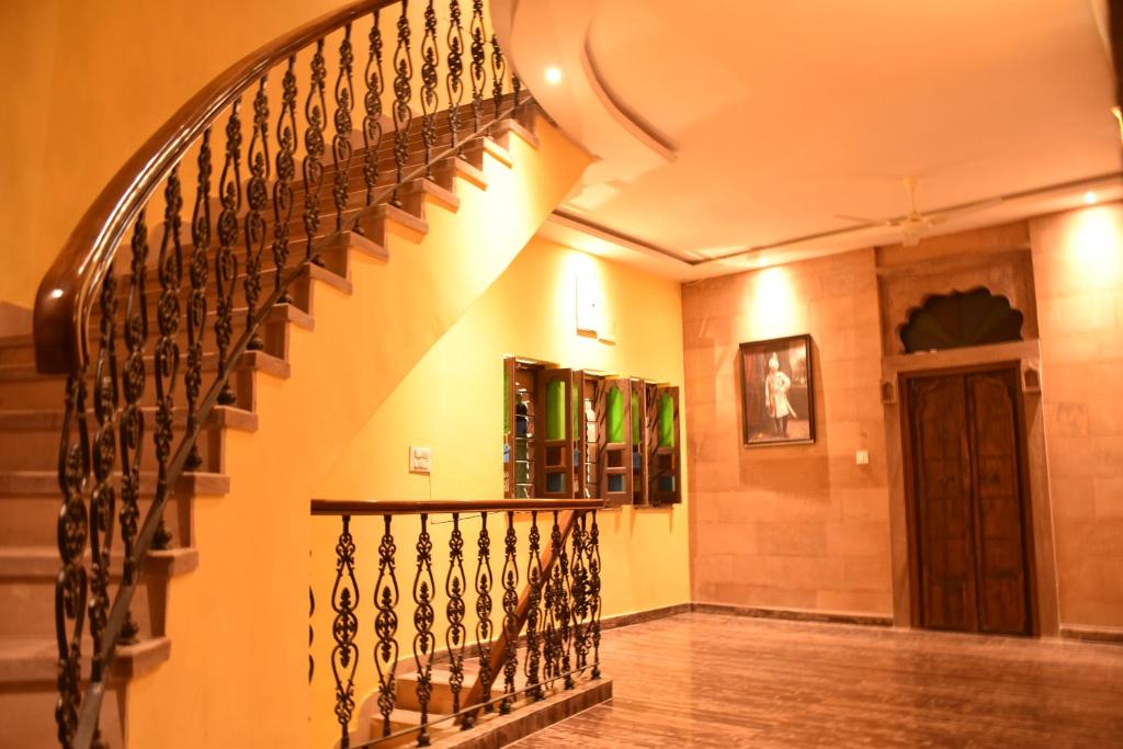 焦特布尔Jodhpur Palace Guest House的房屋内带螺旋楼梯的走廊