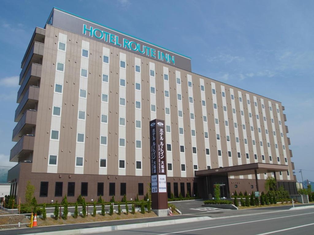 Ōfunato鲁特奥范纳图酒店的一座大型酒店建筑,上面有标志