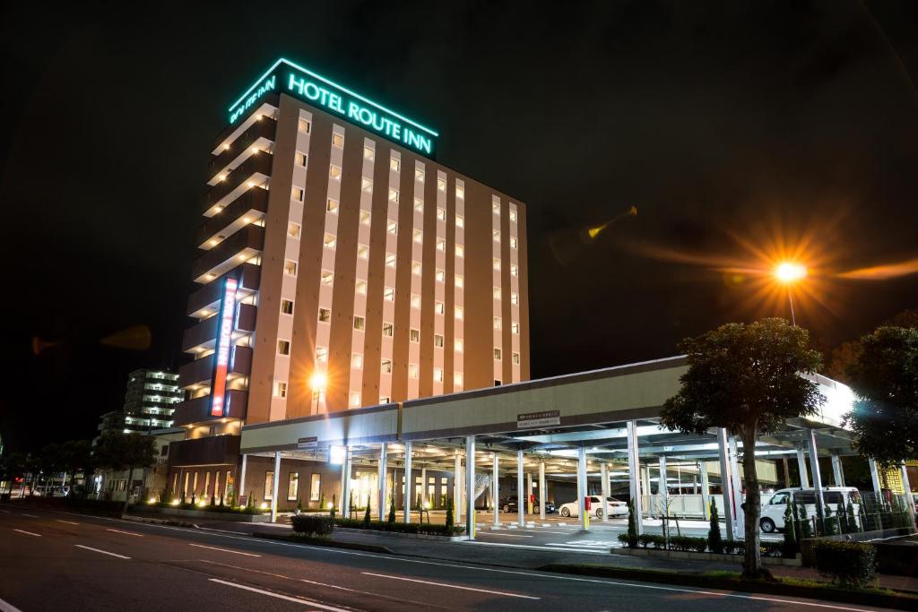 富士市Hotel Route-Inn Fuji Chuo Koen Higashi的一座酒店大楼,上面有标志