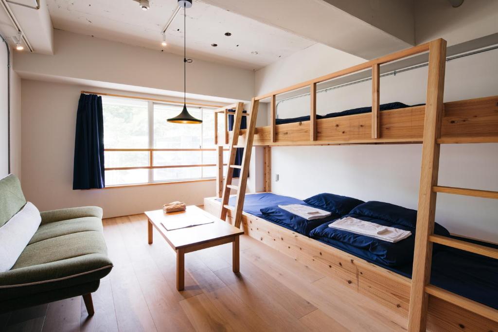 下关乌祖楼旅舍的客厅配有双层床和沙发。