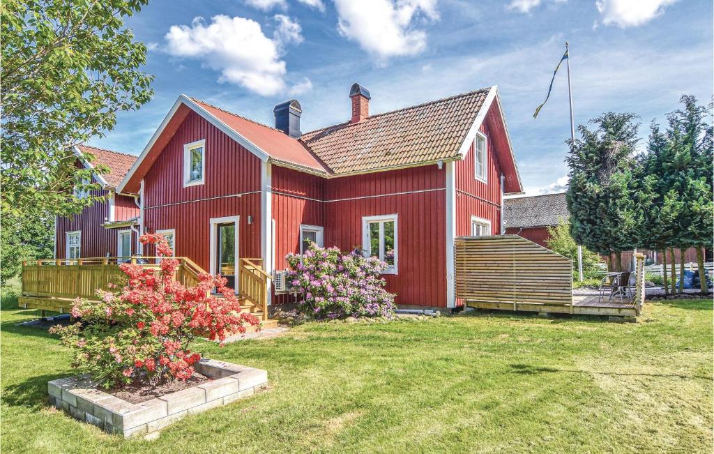 SollebrunnGorgeous Home In Sollebrunn With Wifi的前面有院子的红色房子