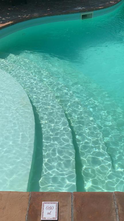马焦内阿斯恩达农家乐一号特乐卡萨利公寓的水中标有标志的游泳池