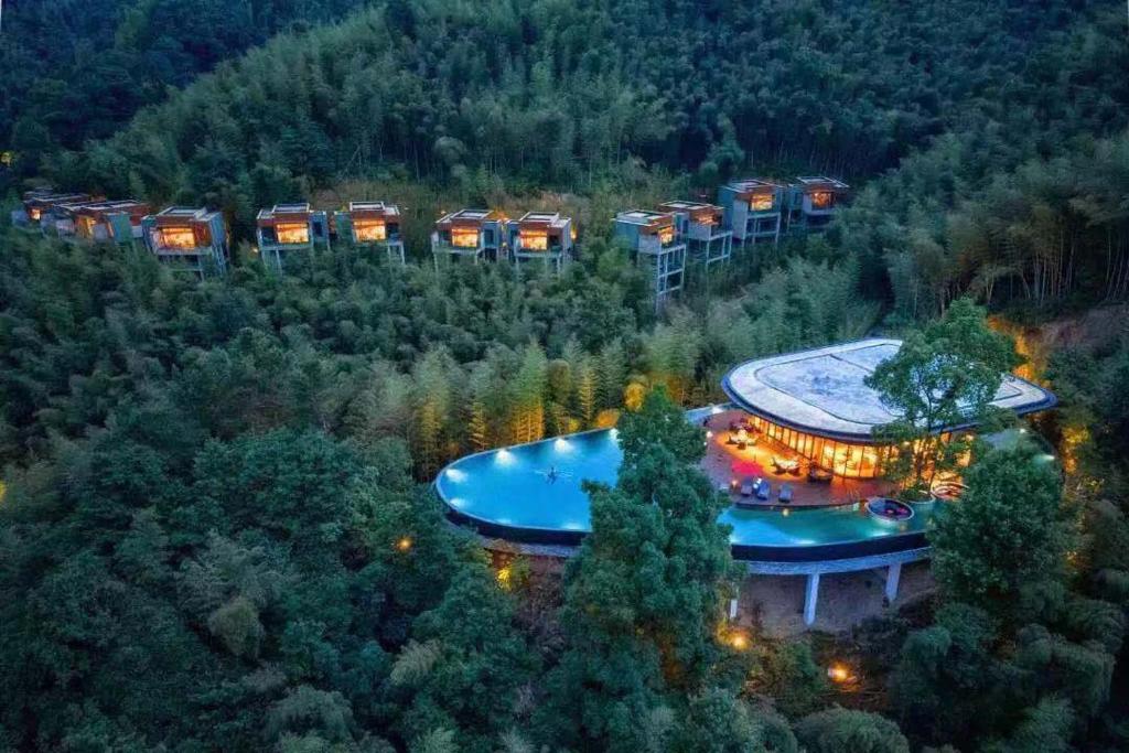 宁海AHN LAN Ninghai的夜晚在树林中享有度假胜地的空中景色
