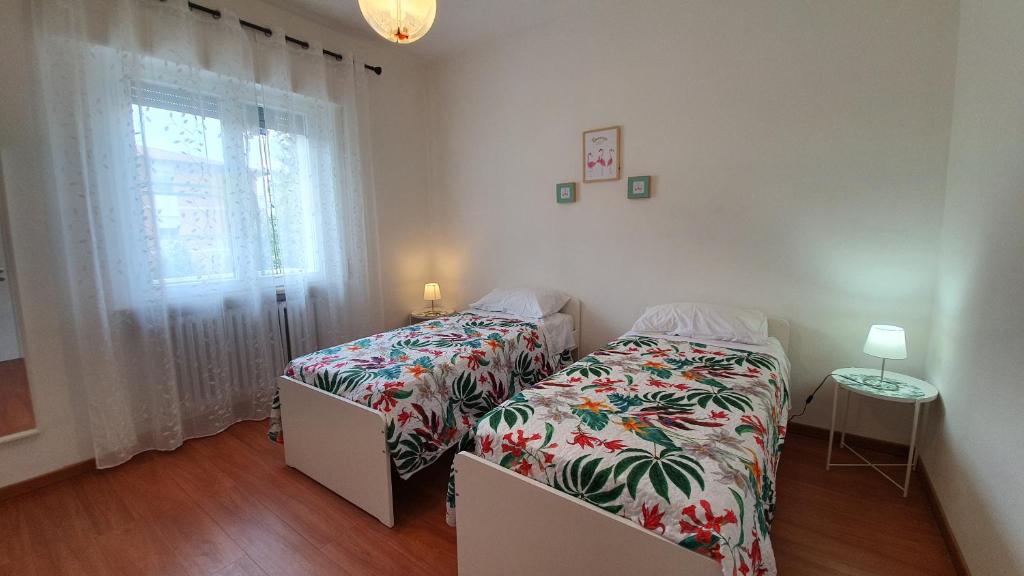 弗利Residenza Chiara的一间卧室设有两张床和窗户。