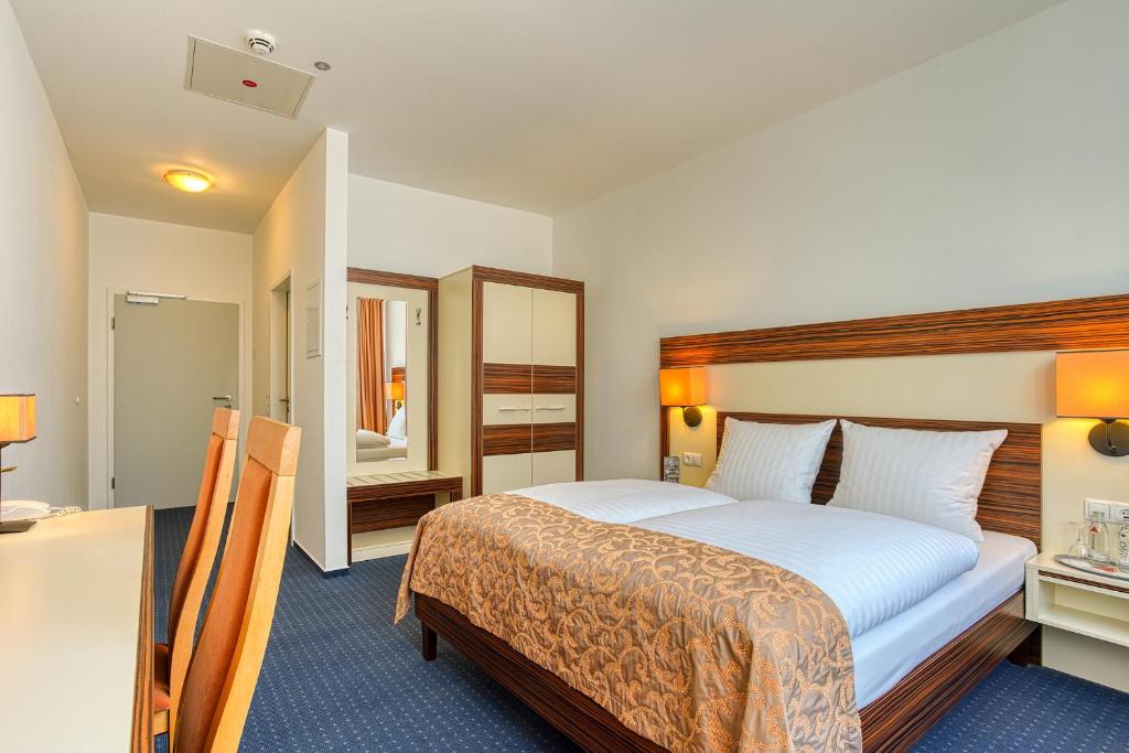 布伦瑞克塞勒托尔酒店的酒店客房设有一张大床和一间浴室。