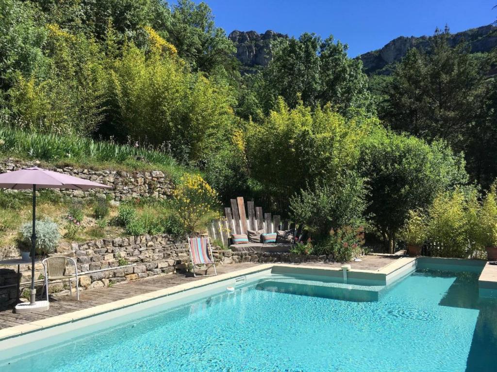 Pégairolles-de-lʼEscaletteLes SenS de l'Escalette的一座位于林地和山地的庭院内的游泳池