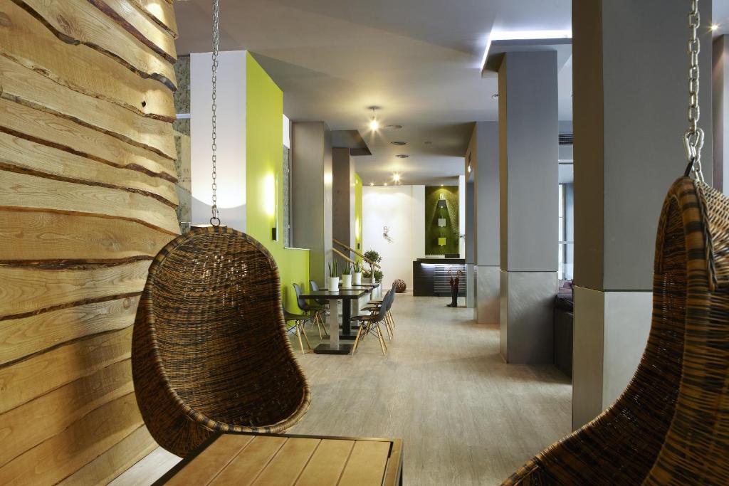 塞萨洛尼基城市酒店的走廊上,在一座建筑里设有两个吊床
