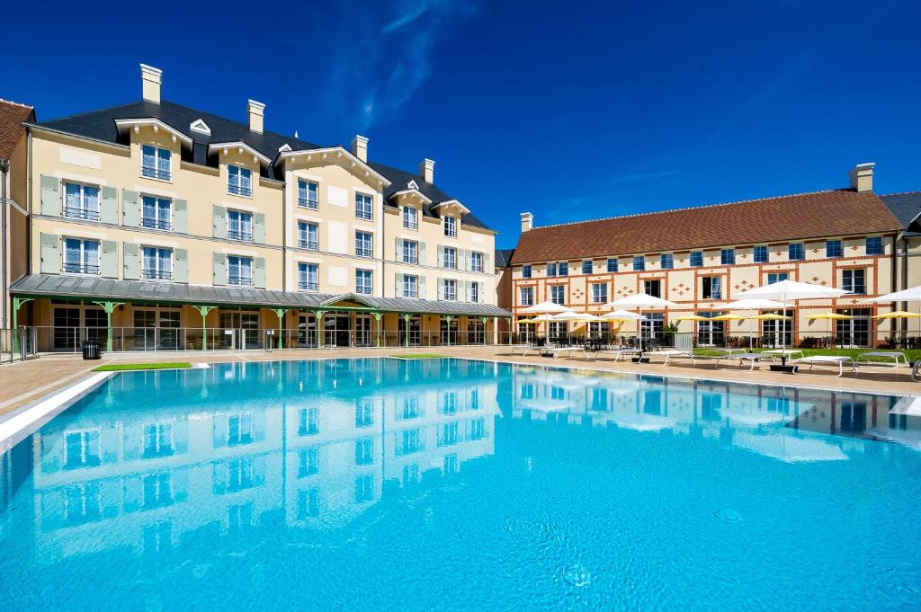 贝利罗曼维利而Staycity Aparthotels near Disneyland Paris的酒店前方的大型游泳池