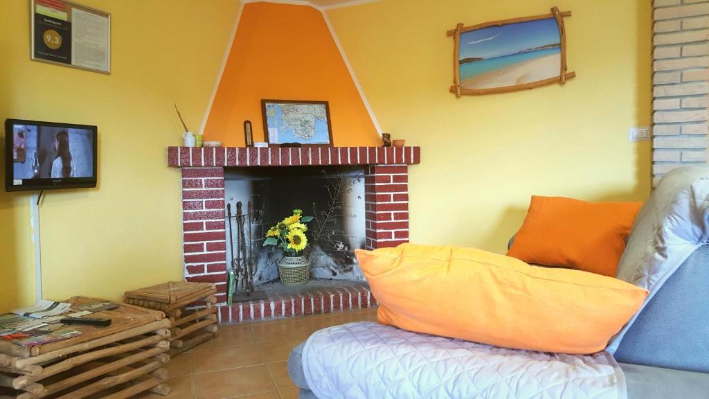 特乌拉达Vacanze Mare Teulada的客厅设有壁炉和沙发。