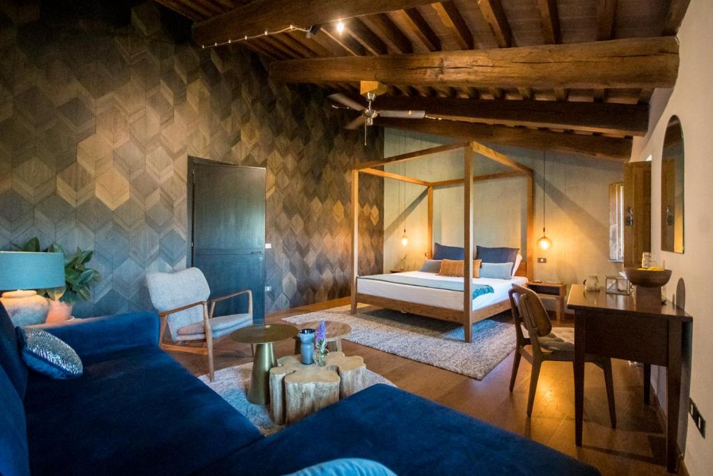诺切劳恩布拉Borgo Castello Panicaglia的客厅配有蓝色的沙发和床。