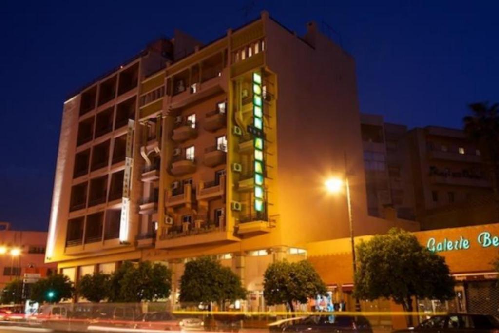 马拉喀什阿玛雷酒店的一座建筑的侧面有灯