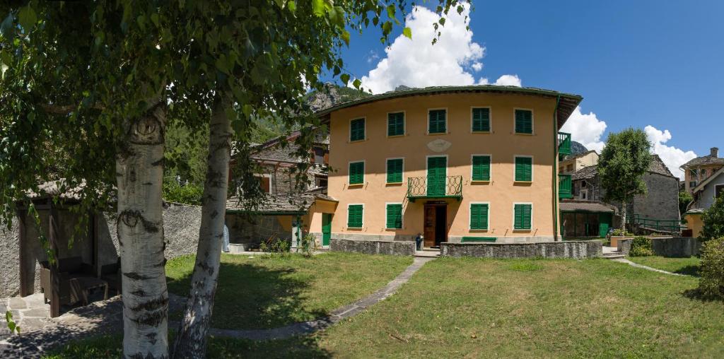 GroscavalloCa’d’ambra的绿黄色门和树的建筑