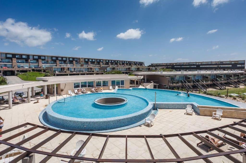 马德拉潘帕斯Linda Bay Premium Resort的大楼前的大型游泳池