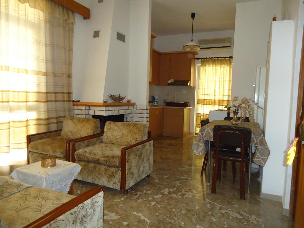 卢特拉伊帕蒂斯Ενοικιαζόμενα δωμάτια "ΟΛΓΑ"的客厅配有两把椅子和一张桌子